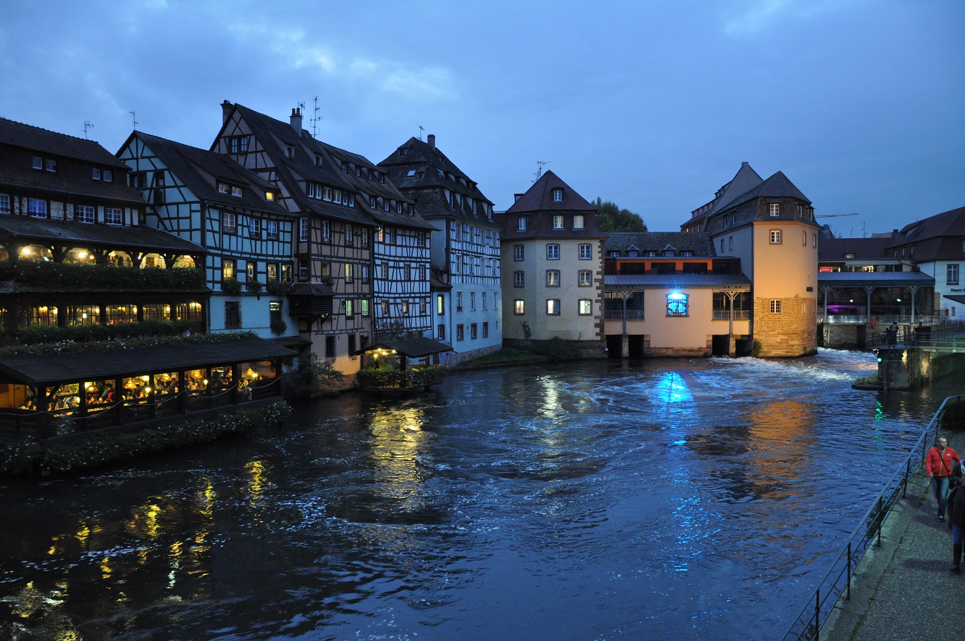 Strasbourg la nuit et son fleuve